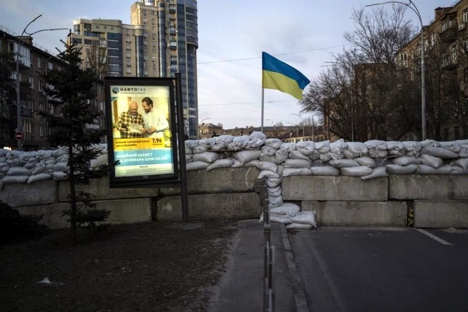 Una barricada con la bandera ucraniana en Kiev.