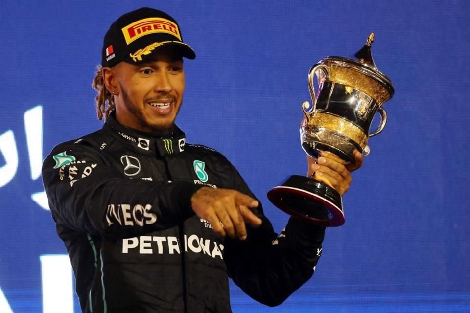 Casi de manera milagrosa, Lewis Hamilton se metió al tercer puesto en Bahréin.