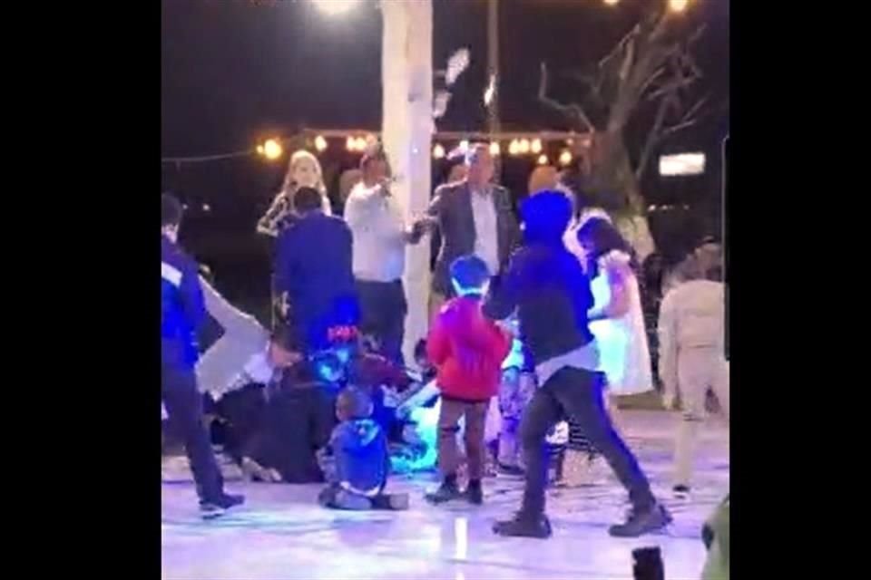 Para el 'bolo', el Alcalde de Morena junto a su esposa y los nuevos compadres lanzaron billetes al aire para los niños.