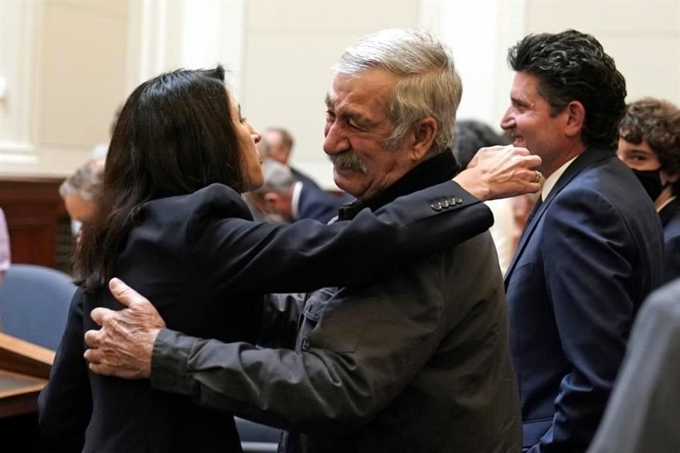 La jueza Patricia Guerrero abraza a su padre, Jorge Guerrero, tras ser confirmada en el cargo de la Suprema Corte de California.
