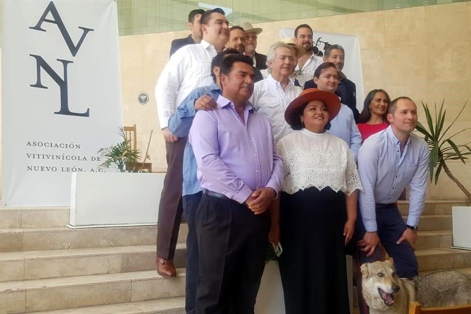 Rosapola Valdez García (de sombrero), posa con los miembros de la nueva Asociación Vitivinícola de Nuevo León, que ella preside.