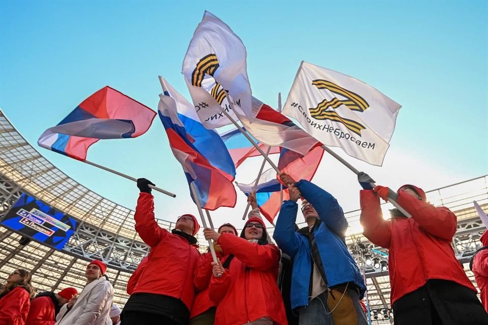 Medallistas de esquí, gimnasia, patinaje artístico y natación subieron al escenario del Estadio Luzhniki.