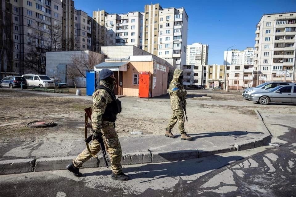 Soldados ucranianos caminan en un vecindario de Kiev.