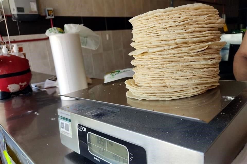 La tortilla de maíz aumentó hasta 2 pesos por kilo en la última semana.