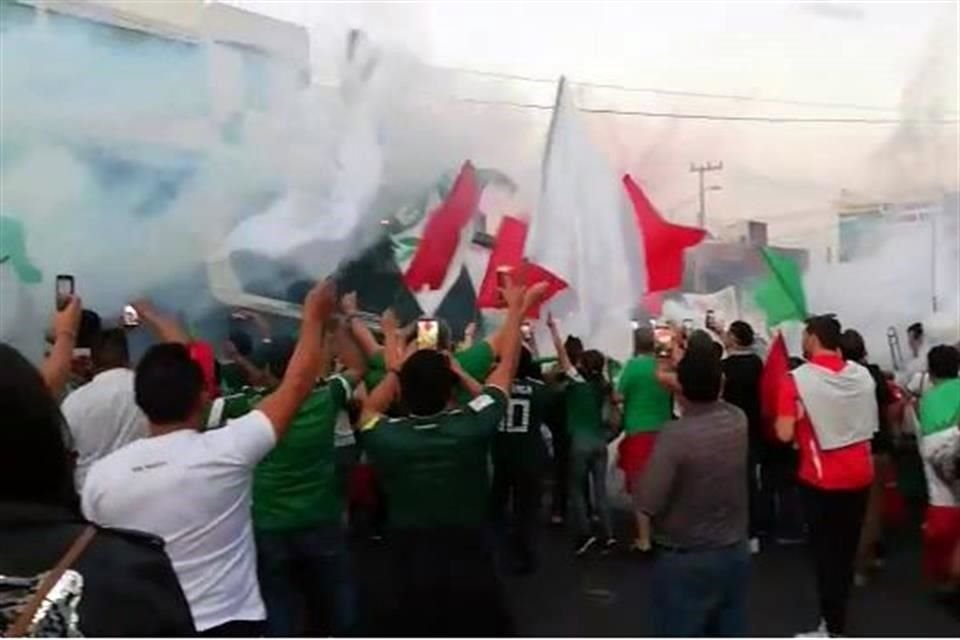 La caravana recibió al camión del Tricolor con porras, banderas y bengalas de humo.