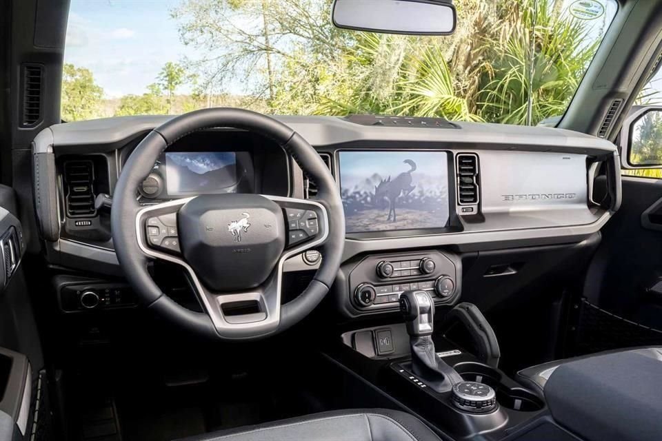 En el interior tiene pantalla táctil de 12 pulgadas y equipo de sonido de 10 bocinas.