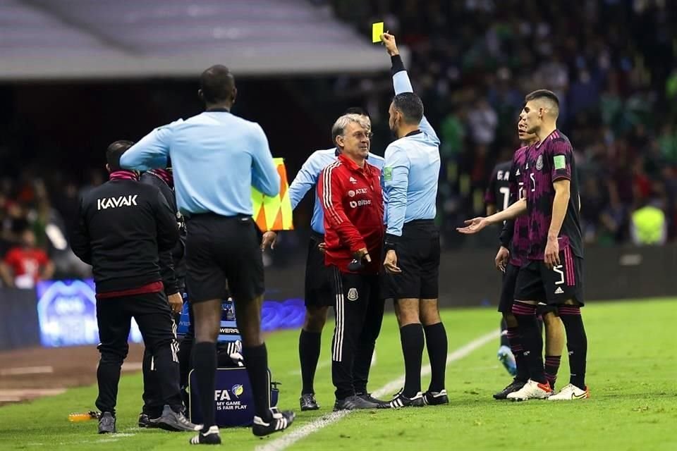 Gerardo Martino se llevó una amonestación, al reclamarle al central.