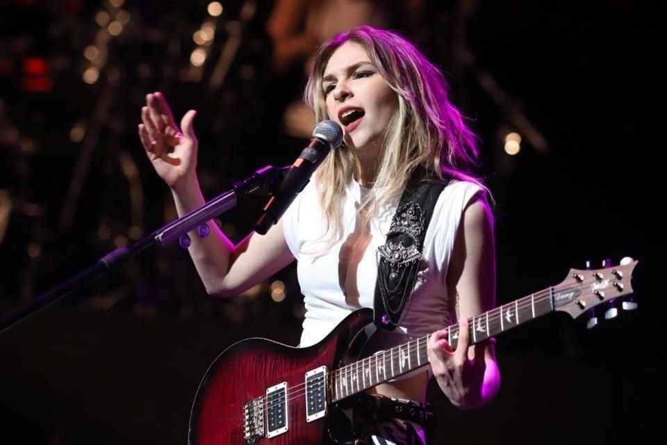 Daniela no ocultó su emoción por rockear en casa.