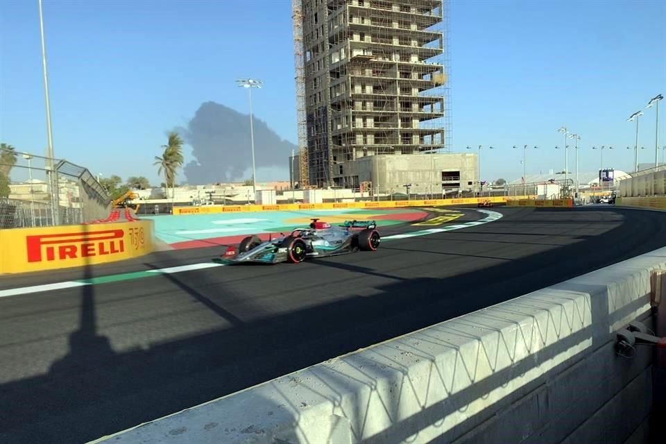 Circulan fotos en redes sociales de como se alcanza a ver la columna de humo desde el autódromo.