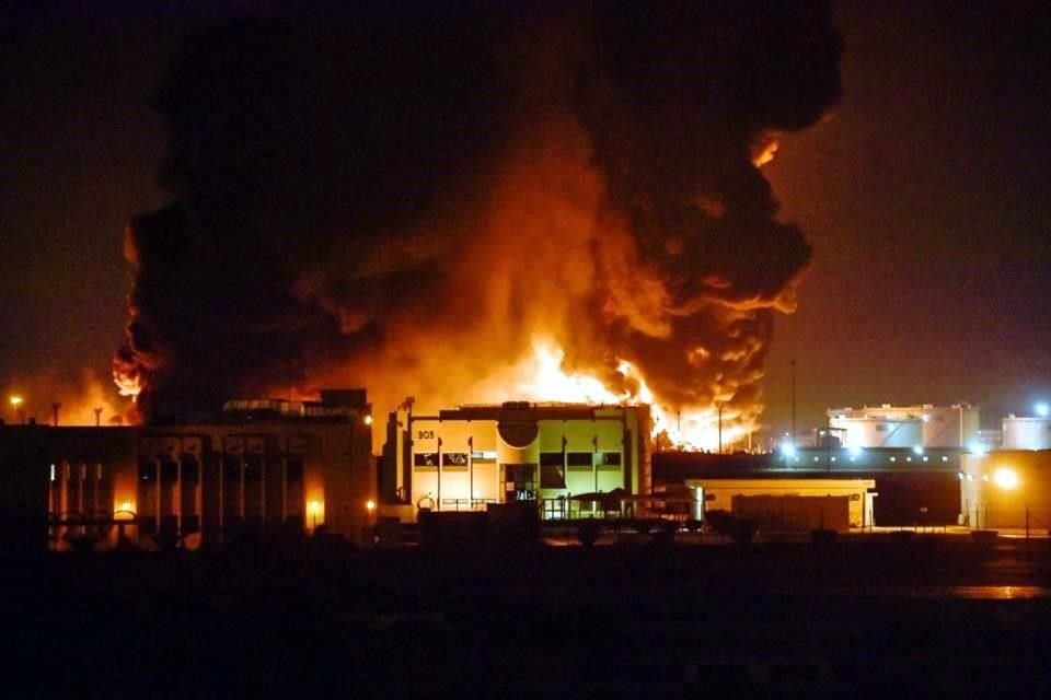 El incendio en la petrolera fue intenso.