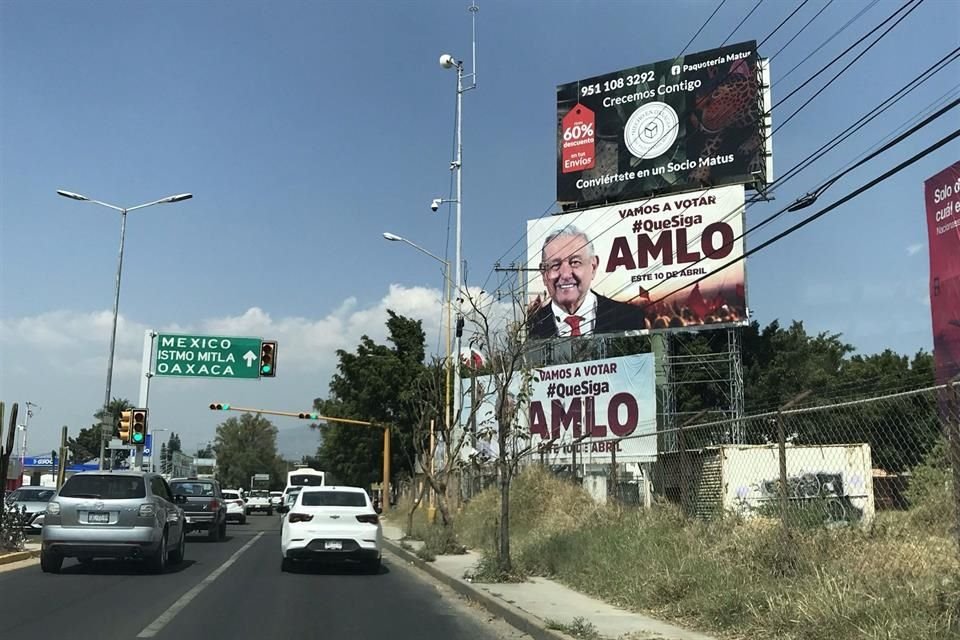 Propaganda pro AMLO en Oaxaca rumbo al aeropuerto internacional.