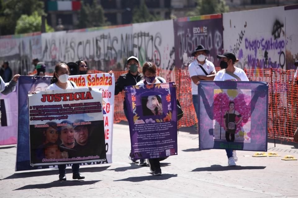 Madres de mujeres y niñas víctimas de feminicidio se reunieron en la Plaza de los Mártires para presentar un pliego para la atención de al menos 8 casos que continúan en proceso o detenidos en Edomex.