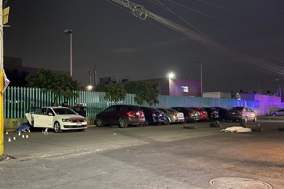 Un ataque a balazos dejó como saldo tres personas muertas, dos hombres y una mujer, además de una lesionada, en Ecatepec; autoridades hallaron al menos 18 indicios balísticos.
