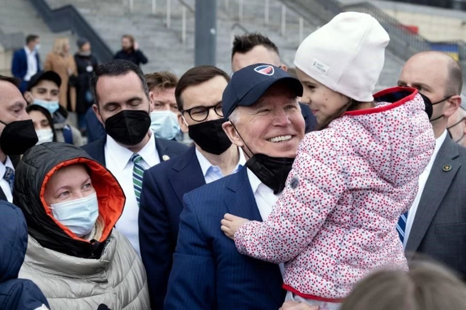 El Presidente estadounidense, Joe Biden, visitó a refugiados ucranianos en Polonia que huyeron de la guerra en Ucrania.