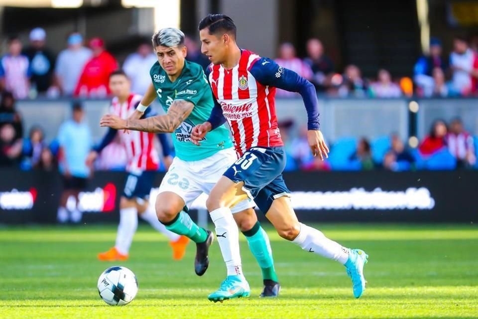 Carlos Cisneros en partido amistoso de Chivas contra León.