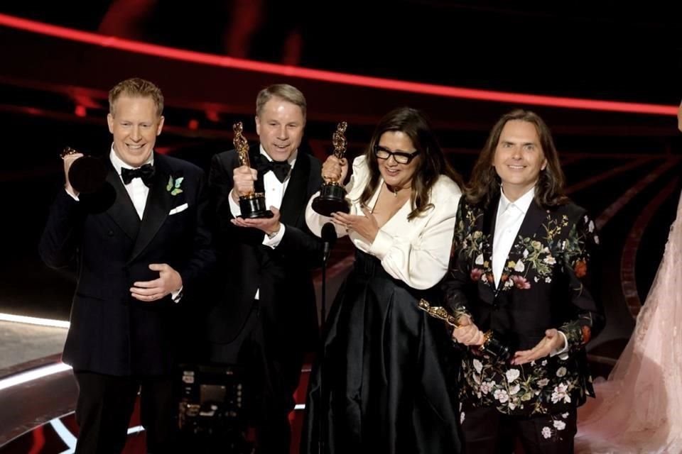 Jared Bush, Clark Spencer, Yvett Merino y Byron Howard recogieron la estatuilla dorada a Mejor Película de Animación por el filme 'Encanto'.