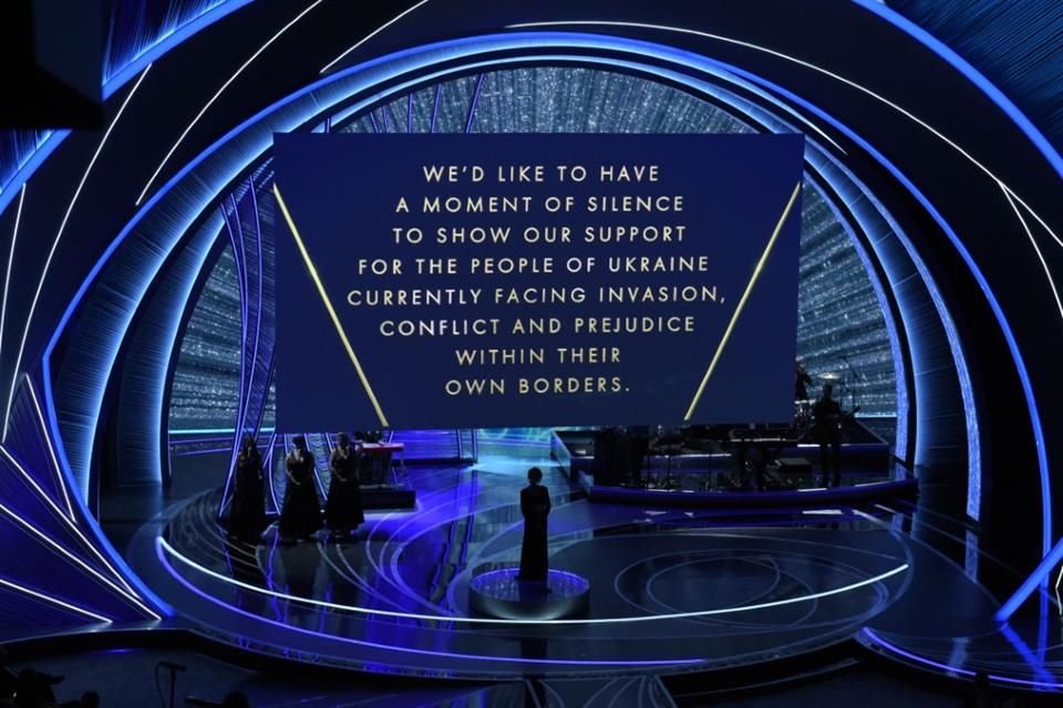 Un mensaje de apoyo a Ucrania se mostró en la pantalla del escenario durante la 94ª edición de los Óscar en el Teatro Dolby en Hollywood.