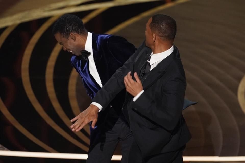 Will Smith golpeó al presentador Chris Rock en el escenario mientras presentaba el premio al Mejor Largometraje Documental en los Óscar