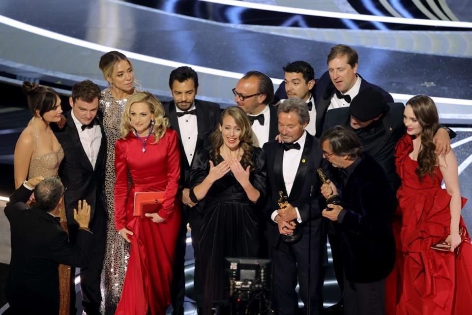 'CODA' se llevó el Óscar como Mejor Película y Eugenio Derbez festejó el triunfo de la cinta en la que interpretó a un maestro de piano.