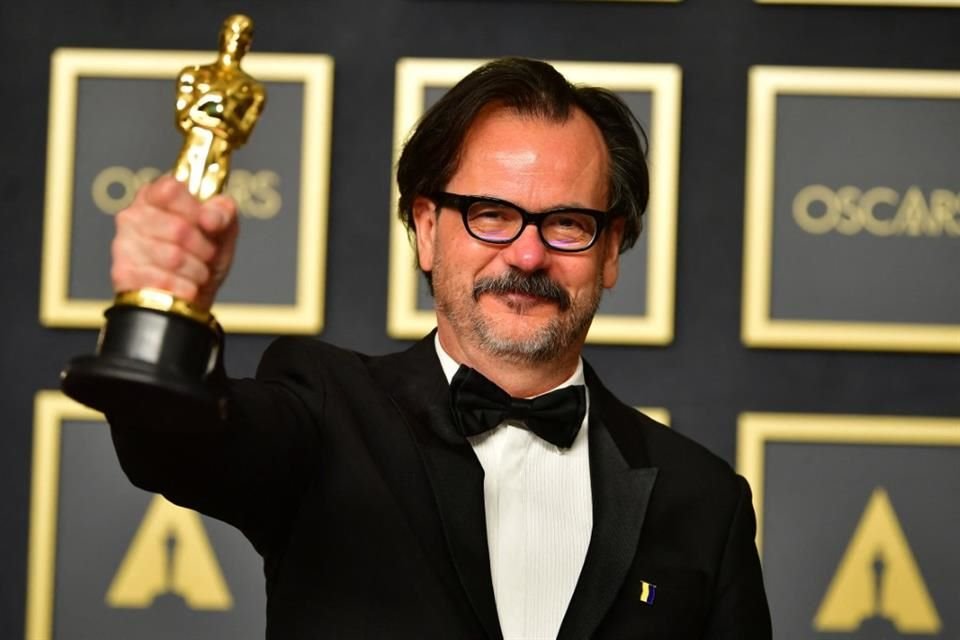 El editor de cine británico Joe Walker posa con el premio al Mejor Montaje de Película por 'Dune'.