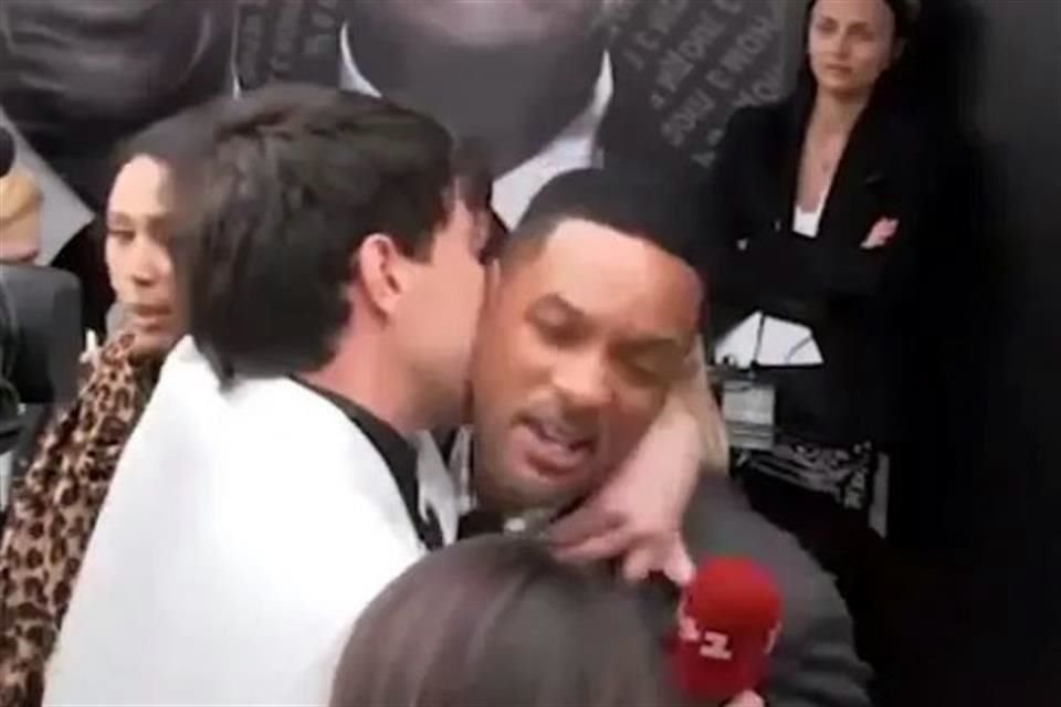 Vitalii Sediuk, un periodista ucraniano, fue abofeteado por Will Smith en el 2012, luego de que intentara abrazar y besar al actor.