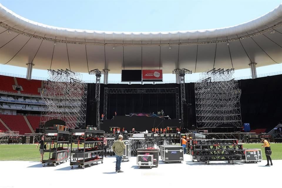 Instalación del escenario de Coldplay en el Estadio Akron.