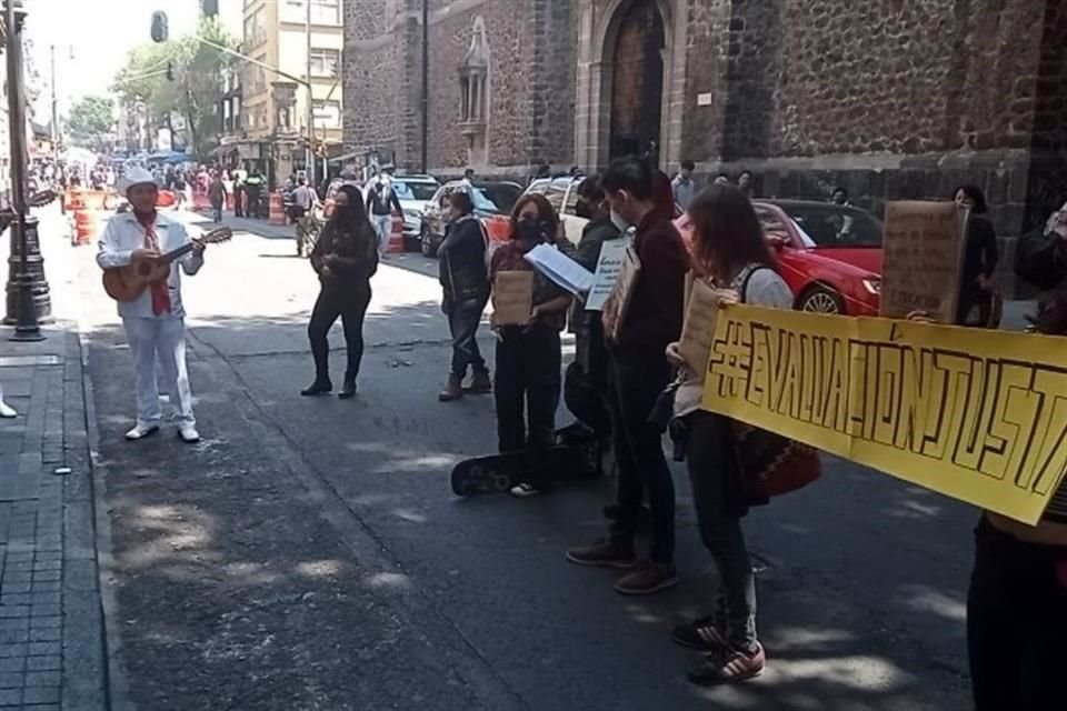 Jóvenes llevaron serenata a Delfina Gómez para exigir la recuperación de las escuelas de tiempo completo.