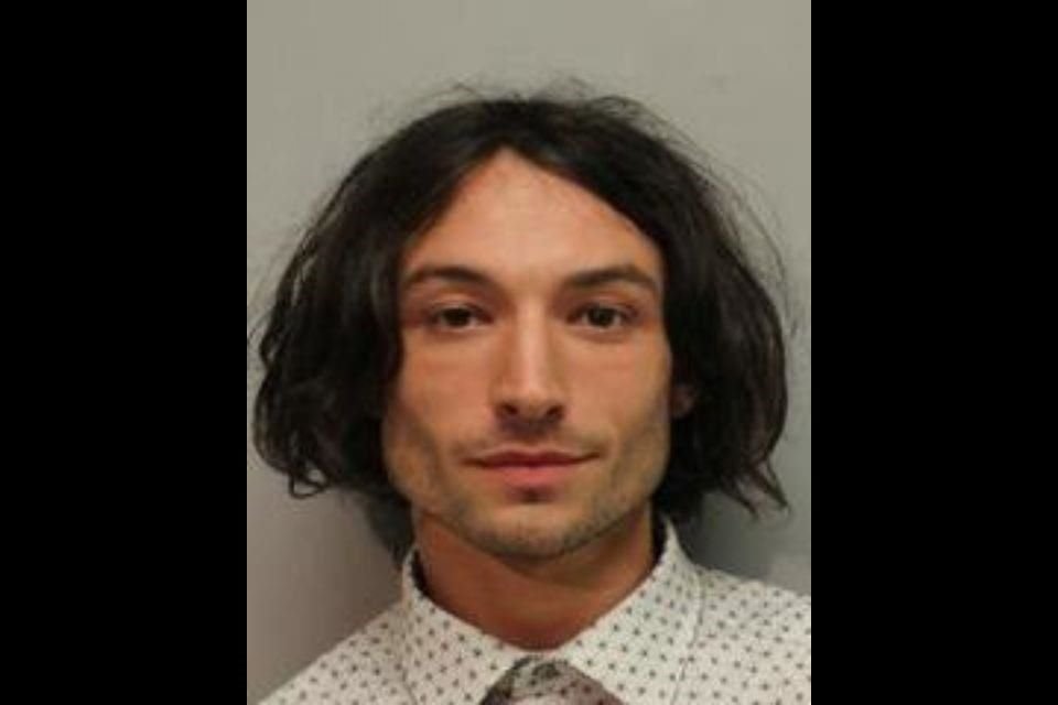 El actor Ezra Miller fue arrestado por acoso y alterar el orden público en un bar de Hawái; pagó una fianza de 500 dólares.