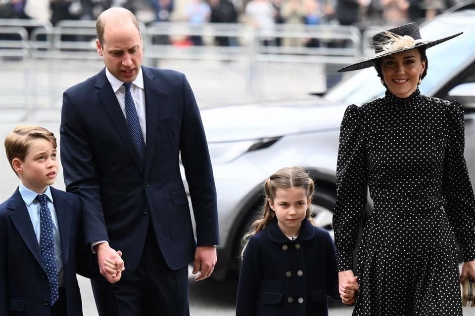 La Reina Isabel II cumplió este martes su deseo de organizar un funeral en forma para su esposo, el Príncipe Felipe; asiste realeza de todo el mundo. En foto: los Duques de Cambridge y sus hijos.