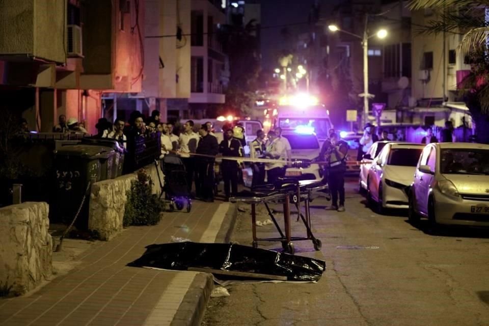 Judíos ortodoxos observan el cuerpo de una persona muerta en Bnei Brak, Israel.