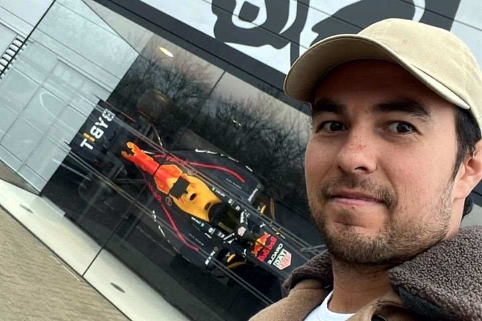 Sergio Pérez en las instalaciones de la fábrica de Red Bull en Milton Keynes.