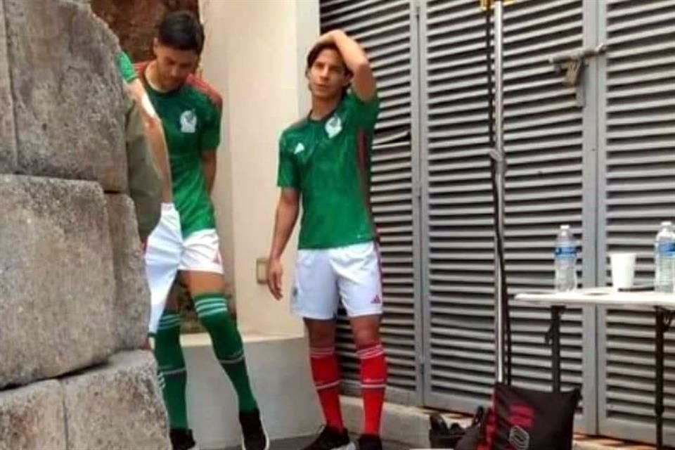 Alfredo Talavera y Diego Lainez fueron captados con la nueva prenda.