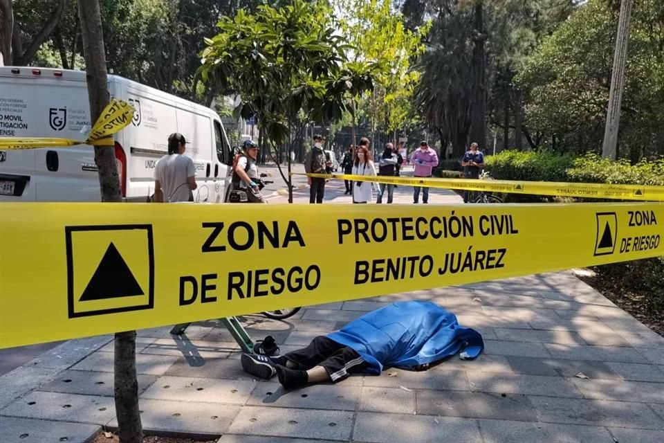 Peatones que transitaban por el lugar observaron la caída y solicitaron ayuda a los servicios de emergencia. 