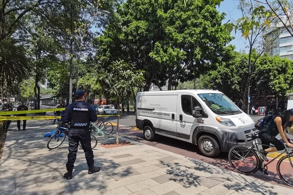 Un ciclista se desvaneció y falleció mientras quitaba una cadena con la que había anclado su bici a un estacionamiento, sobre Insurgentes Sur, a la altura del Parque Hundido.