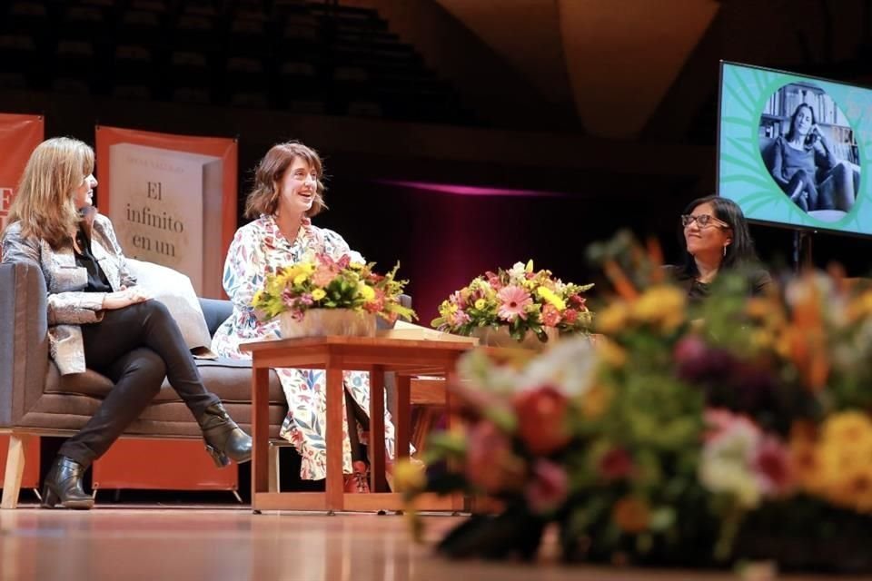 La escritora Irene Vallejo sostuvo la tarde de este miércoles una charla con Rosa Beltrán, coordinadora de Difusión Cultural UNAM, y Socorro Venegas, directora general de Publicaciones.