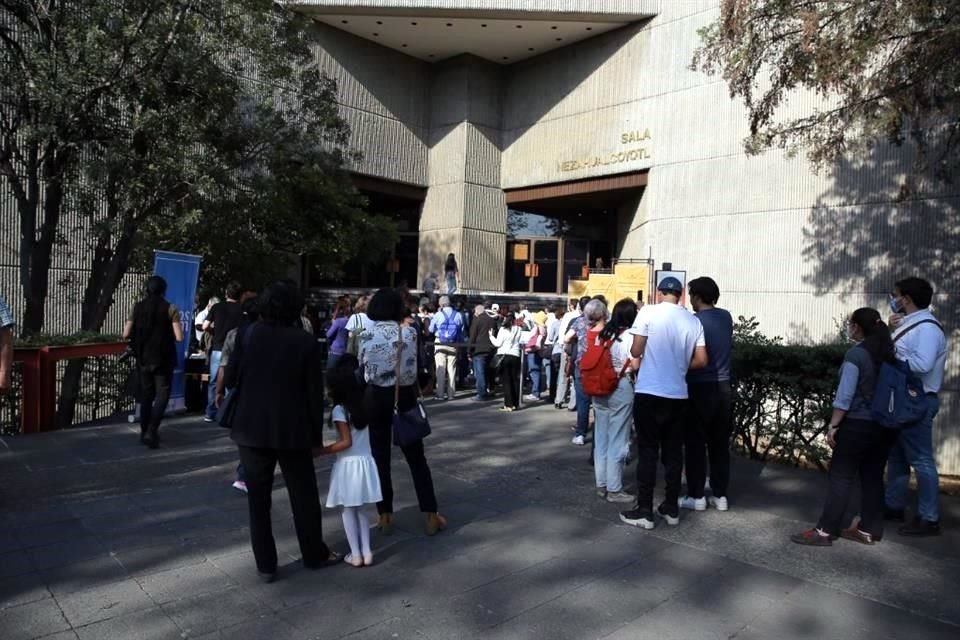 Los lectores de Vallejo hicieron fila afuera de la Sala Neza del CCU desde las 13:00 horas para ingresar a la presentación programada a las 17:00 horas.