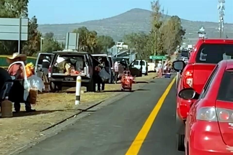 La autopista México-Pachuca ha sido invadida por ambulantes en el área cercana a las obras del AIFA.