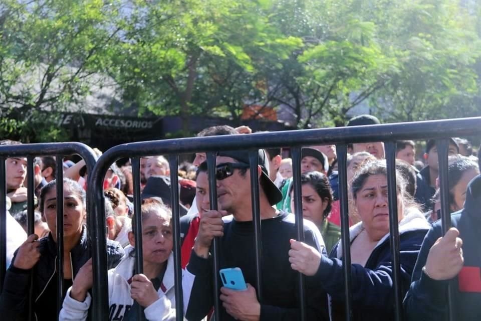 Comerciantes afuera del Mercado San Juan de Dios, esperando saber la situación de su local y mercancía.