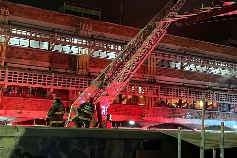 Elementos de bomberos y Protección Civil realizan maniobras en el incendio en el Mercado San Juan de Dios.
