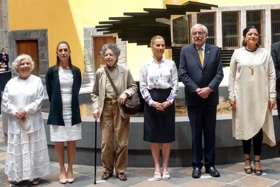 La ceremonia congregó a Elena Poniatowska, la jefa de Gobierno Claudia Sheinbaum, Bárbara Jacobs, la historiadora Beatriz Gutiérrez Müller, el Rector Enrique Graue y la Secretaria de Cultura Alejandra Frausto.