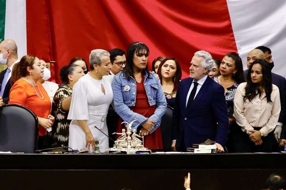 Luego que Quadri llamara señor a María Clemente, diputada tomó tribuna y jaló del brazo a Santiago Creel, quien presidía Mesa Directiva.