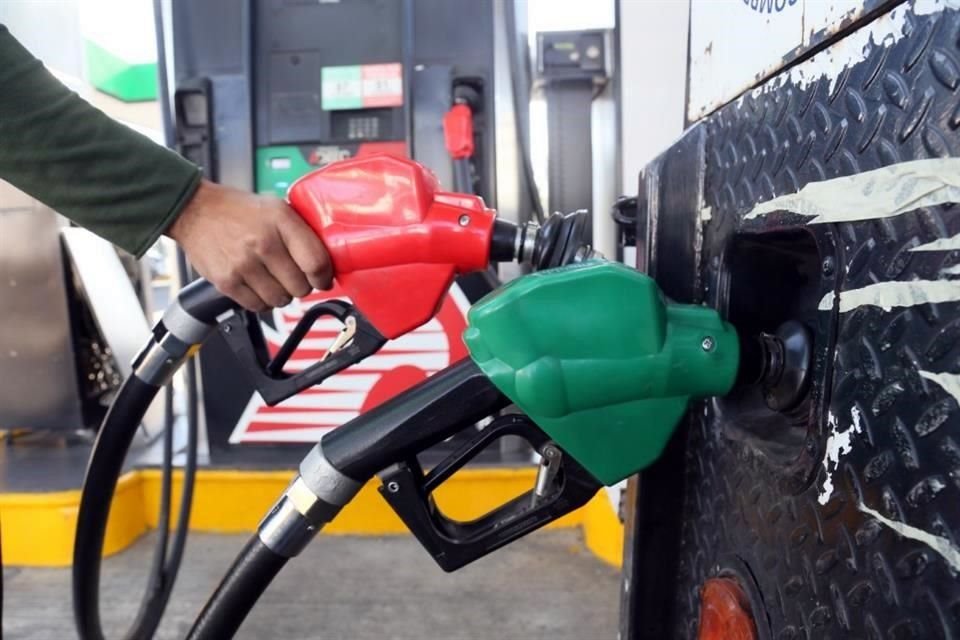 Mientras Gobierno presiona a gasolineros para reducir precio de combustibles en $24 por litro, recaudación del IEPS tuvo récord histórico.