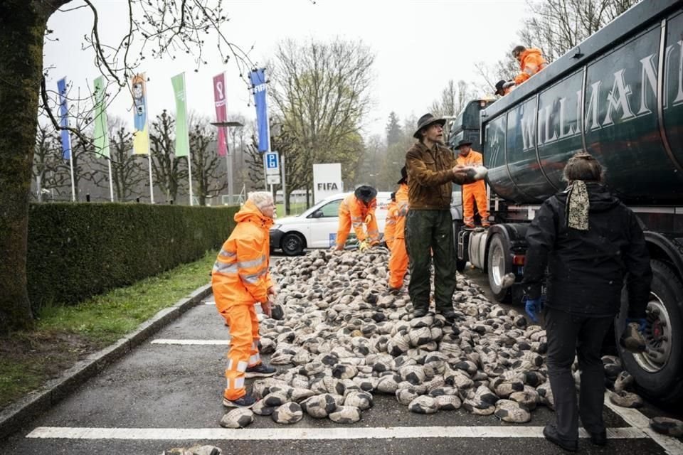 El artista alemán llevó cientos de balones llenos de arena a la sede de la FIFA.