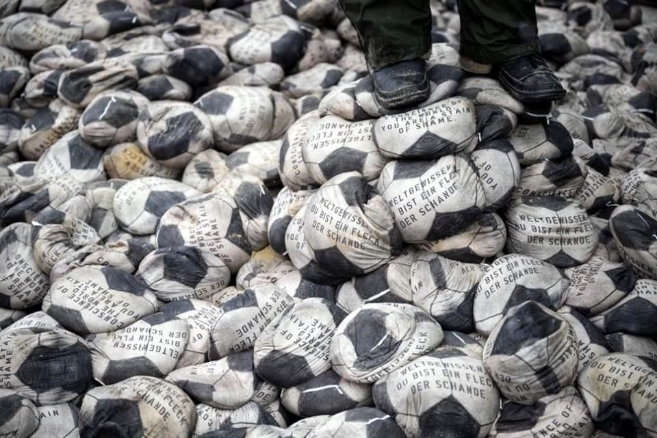 Los balones simbolizan las condiciones laborales de los trabajadores de la construcción de infraestructura mundialista en Qatar.