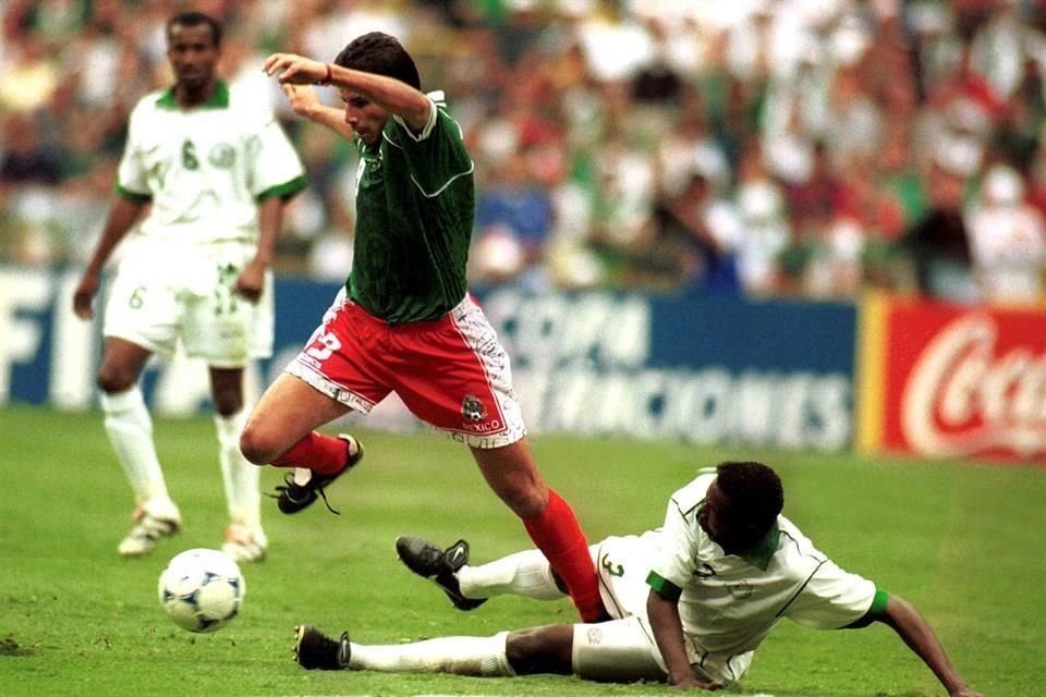 José Manuel Abundis enfrentando a Arabia Saudita en la Copa Confederaciones 1999.