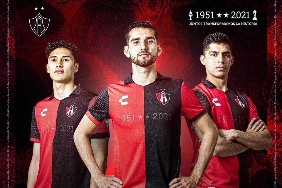 Gaddi Aguirre, Diego Barbosa y Jeremy Márquez posan con el jersey comemorativo del Atlas.