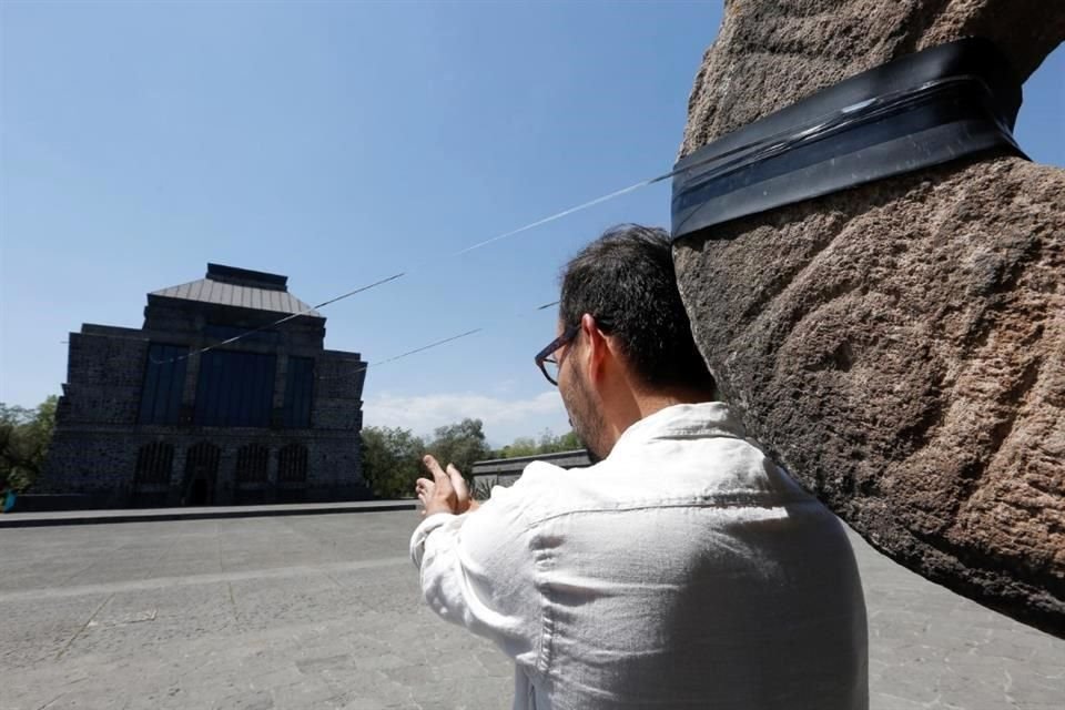 Dos cables de níquel, cada uno con una tensión distinta para generar sonidos con el viento, atraviesan la plaza del museo y se extienden por su interior.