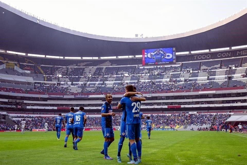 Santiago Giménez fue el responsable de la victoria de Cruz Azul.