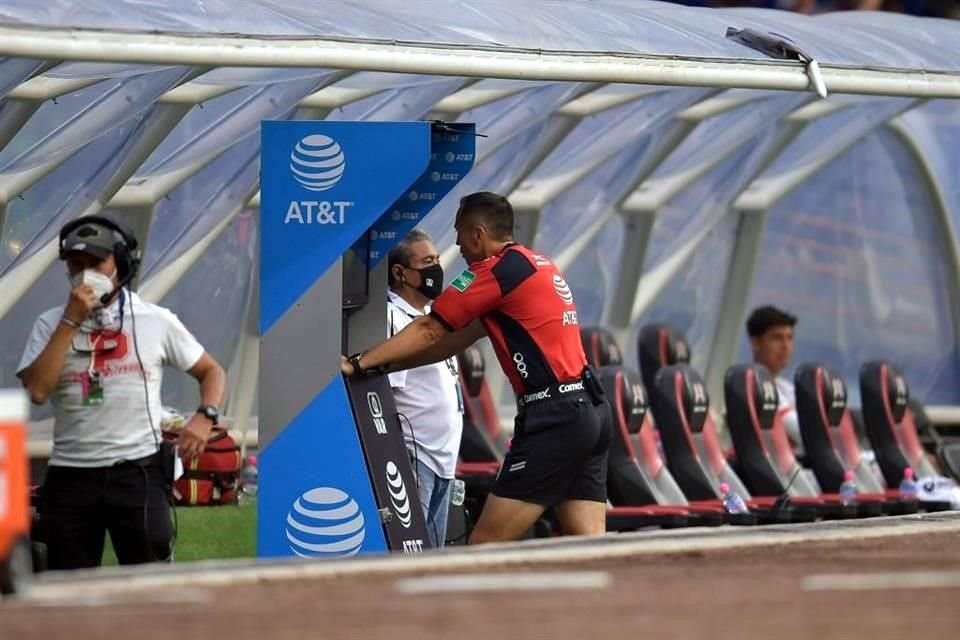 Luis Enrique Santander recurrió al VAR para invalidad el tanto de Atlas.