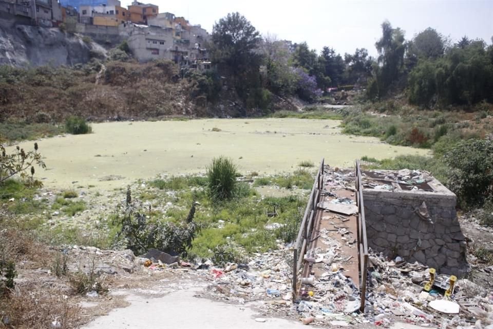 En 2020, el Sacmex desazolvó la Presa Becerra, pero en julio del año pasado ya tenía basura otra vez.